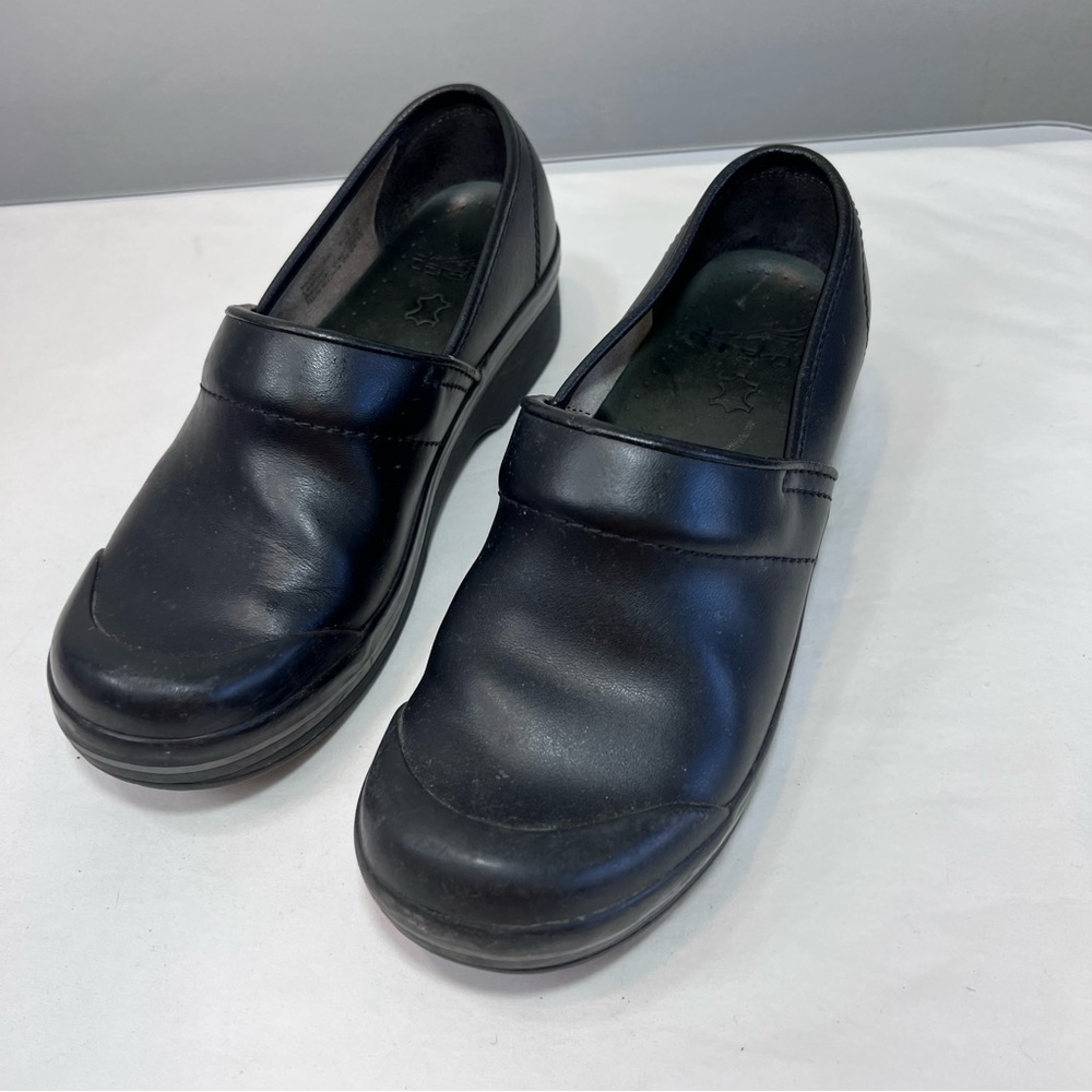 Dansko Volley black leather cap toe clogs size 38